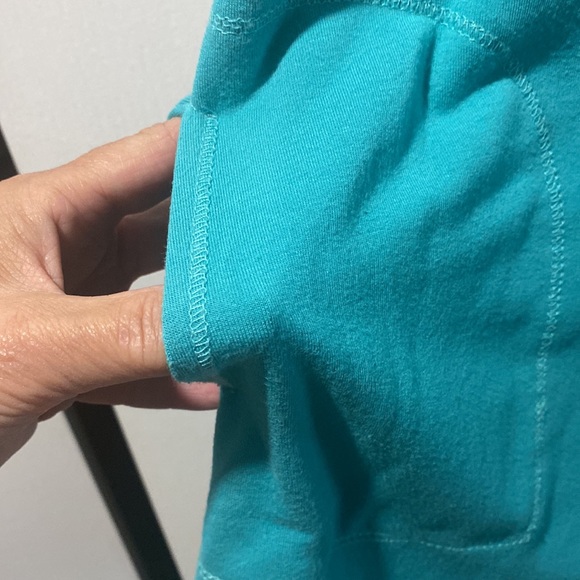 Great top to where with leggings or white pants, pockets, sleeves tie at cuff - Picture 3 of 5